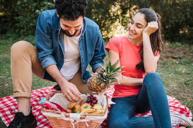 Pareja haciendo un picnic con frutas