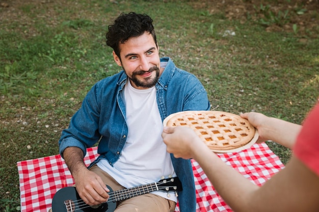 Pareja haciendo picnic en la naturaleza