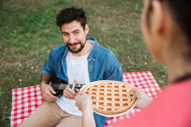 Pareja haciendo picnic en la naturaleza