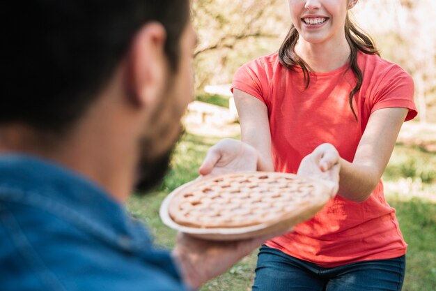 Pareja haciendo picnic en la naturaleza