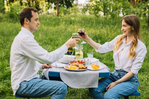 Pareja haciendo un picnic romántico en la naturaleza