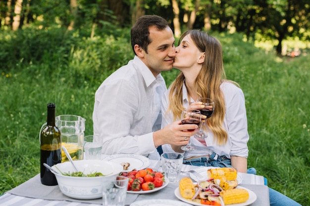 Foto gratuita pareja haciendo un picnic romántico en la naturaleza