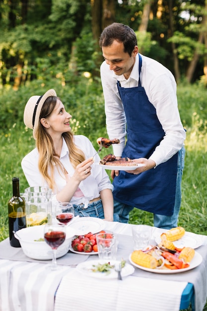 Pareja haciendo un picnic romántico en la naturaleza