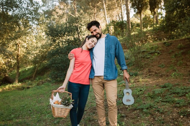 Pareja haciendo picnic