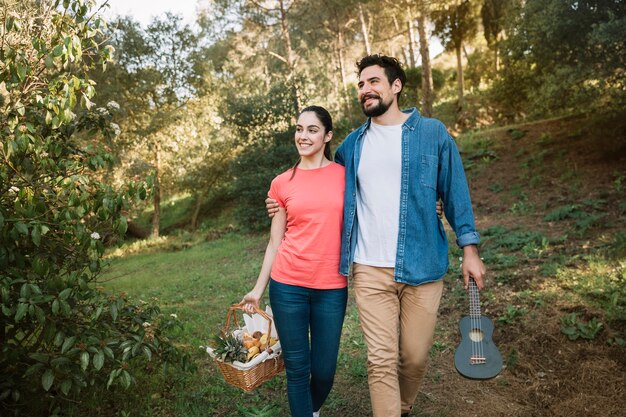 Pareja haciendo picnic