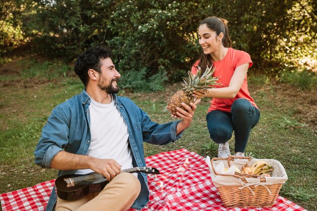 Pareja haciendo picnic