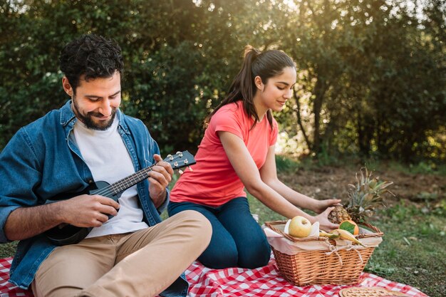 Pareja haciendo picnic