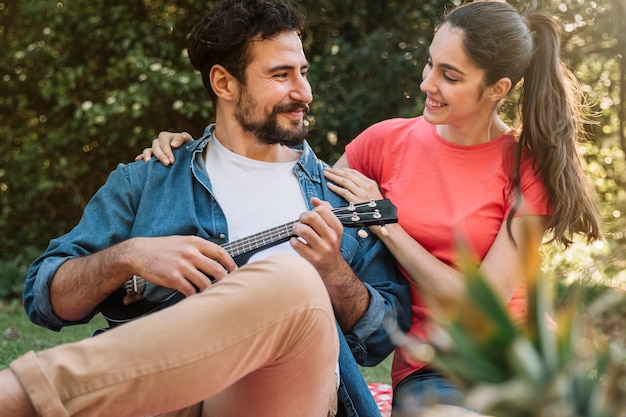 Pareja haciendo picnic