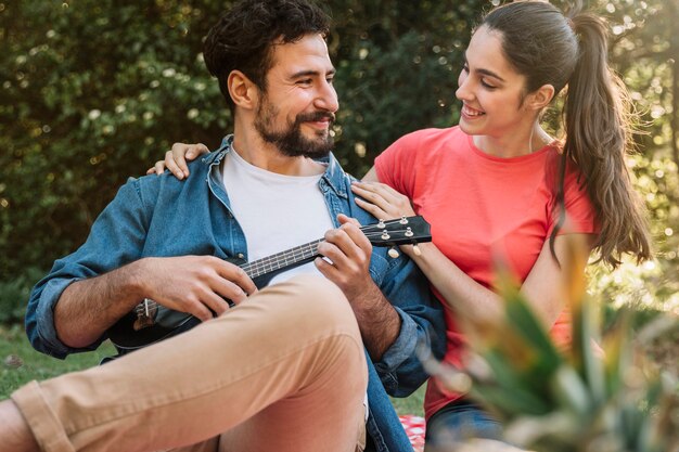 Pareja haciendo picnic