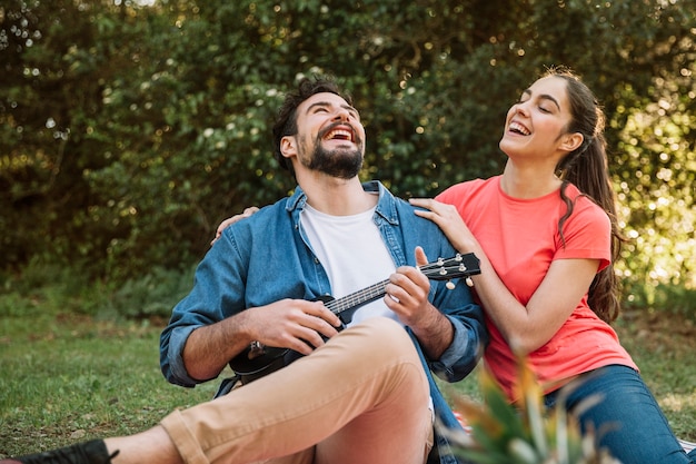 Pareja haciendo picnic