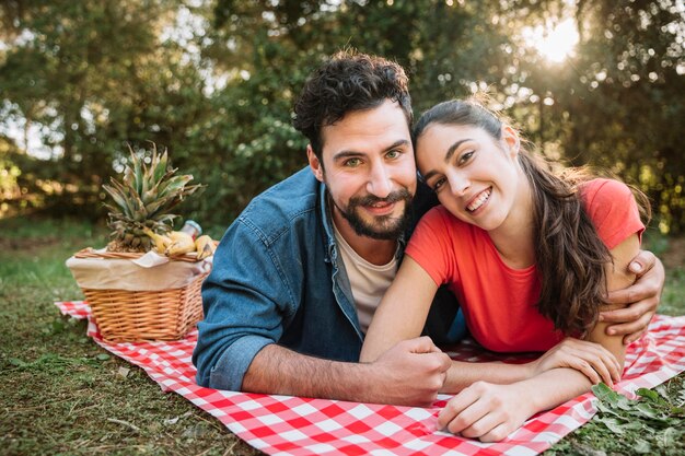 Pareja haciendo un picnic 