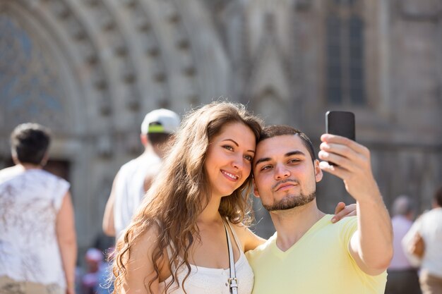 Pareja haciendo selfie en la calle