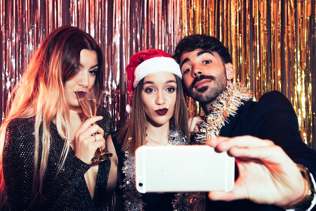 Foto gratuita pareja haciendo un selfie en fiesta de año nuevo