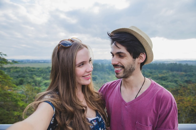 Pareja haciendo selfie mirando una al otro