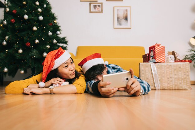 Pareja haciendo selfie en navidad