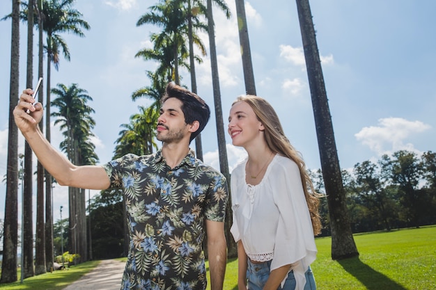 Foto gratuita pareja haciéndo un selfie