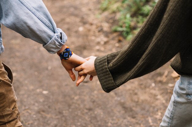 Pareja haciendo senderismo juntos en la naturaleza