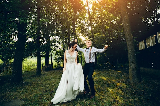 Foto gratuita pareja haciendo el tonto