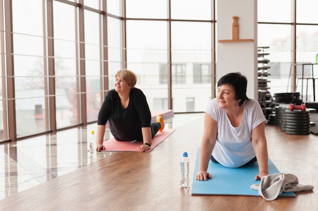 Foto gratuita pareja haciendo yoga juntos