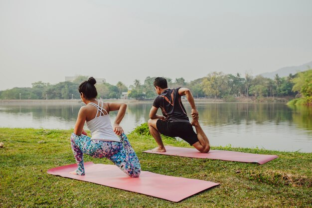 Pareja haciendo yoga con un paisaje bonito