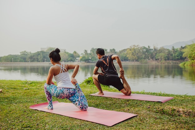 Pareja haciendo yoga con un paisaje bonito