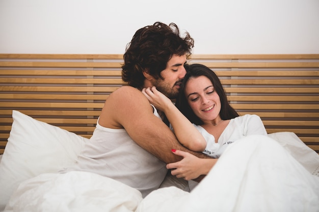 Foto gratuita pareja haciendose carantoñas en la cama