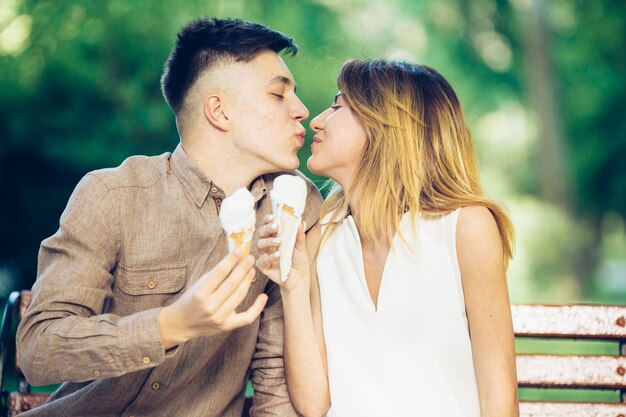 Pareja, helado, besar