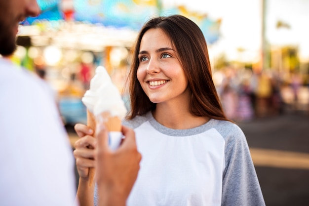 Foto gratuita pareja con helados en la feria