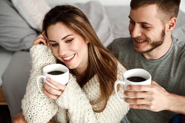 Pareja heterosexual alegre tomando café