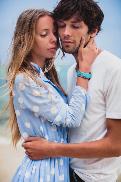 Pareja de hipster con estilo bastante joven en el amor en la playa tropical durante las vacaciones