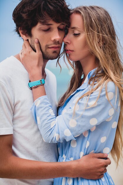 Pareja de hipster con estilo bastante joven en el amor en la playa tropical durante las vacaciones