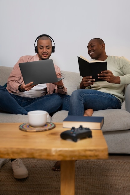 Foto gratuita pareja de hombres negros pasando tiempo juntos