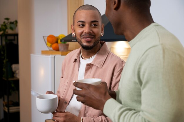 Pareja de hombres negros pasando tiempo juntos