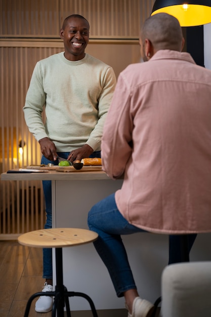 Foto gratuita pareja de hombres negros pasando tiempo juntos