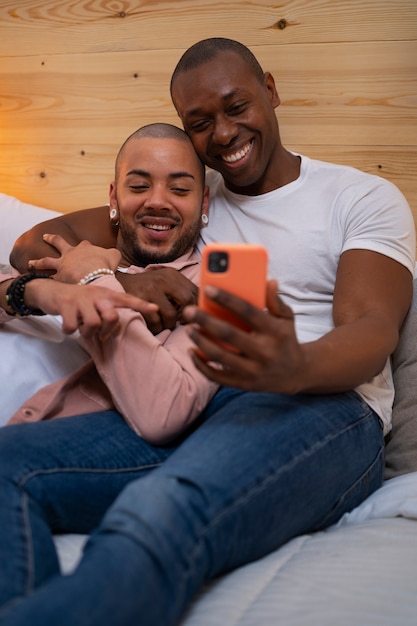 Foto gratuita pareja de hombres negros pasando tiempo juntos