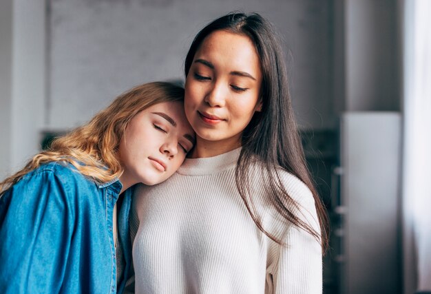 Pareja homosexual cariñosa con los ojos cerrados.