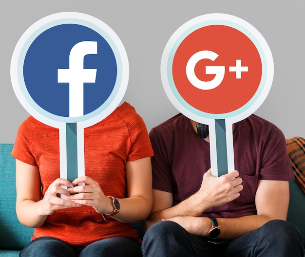 Pareja con iconos de redes sociales