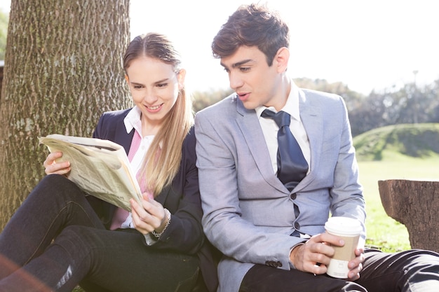 Pareja inteligente leyendo un periódico