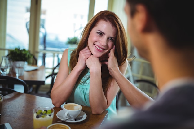 Foto gratuita pareja interactuar mientras que el café