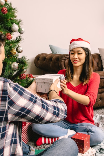 Pareja intercambiando caja de regalo