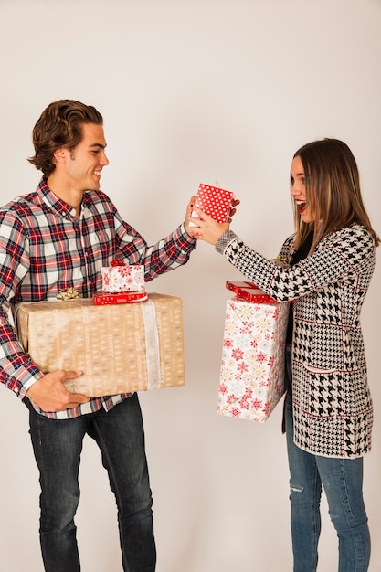 Pareja intercambiando regalos