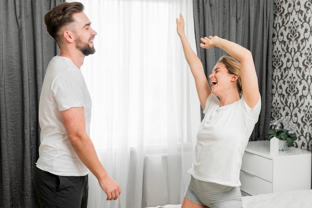 Pareja en el interior siendo felices juntos