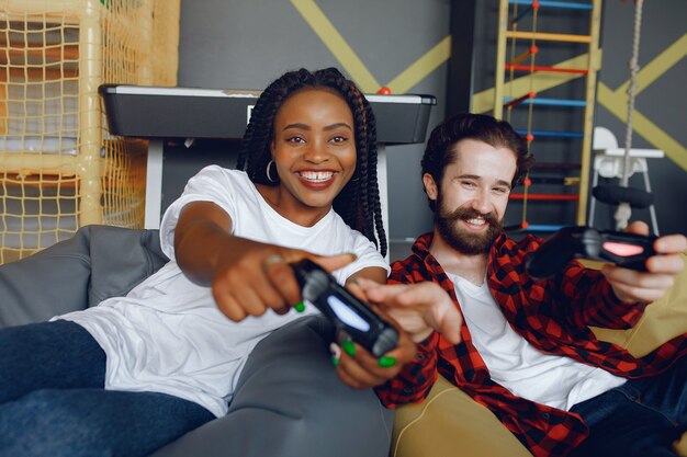 Pareja internacional jugando videojuegos