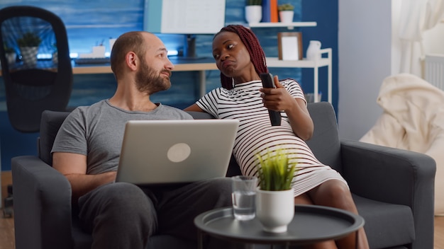 Pareja interracial casada hablando de embarazo