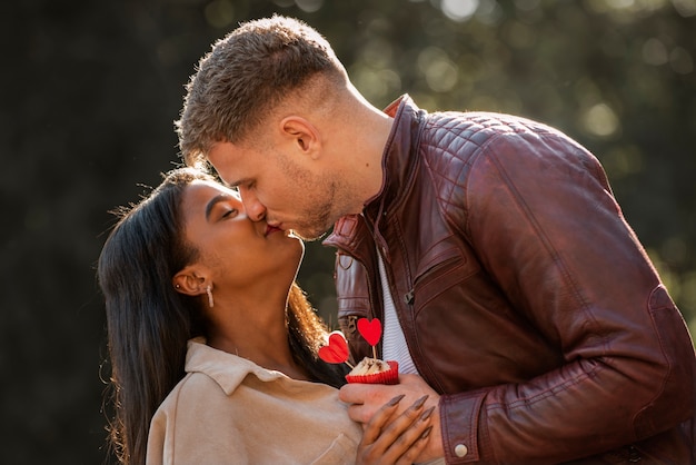 Pareja interracial celebrando el día de san valentín