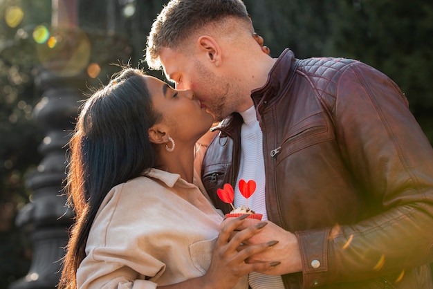 Pareja interracial celebrando el día de san valentín