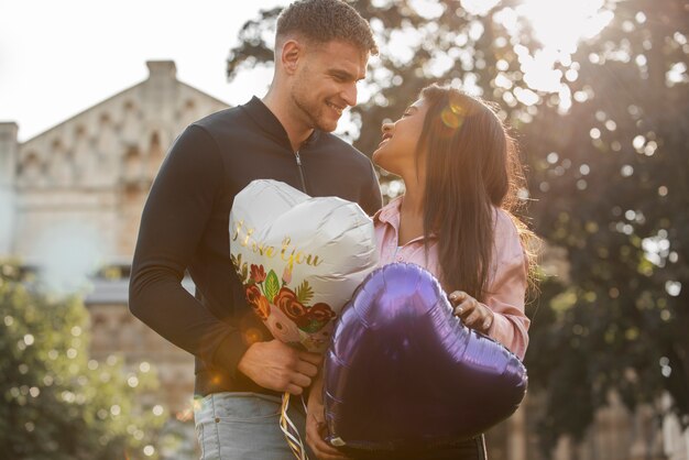 Pareja interracial celebrando el día de san valentín