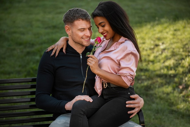 Pareja interracial celebrando el día de san valentín