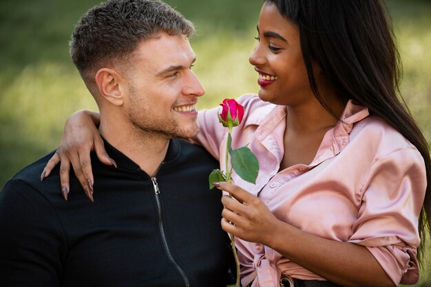 Pareja interracial celebrando el día de san valentín