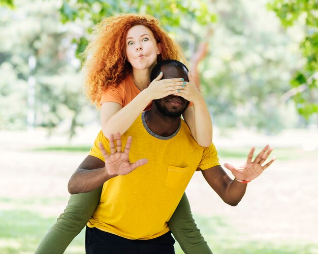 Pareja interracial haciendo caras tontas